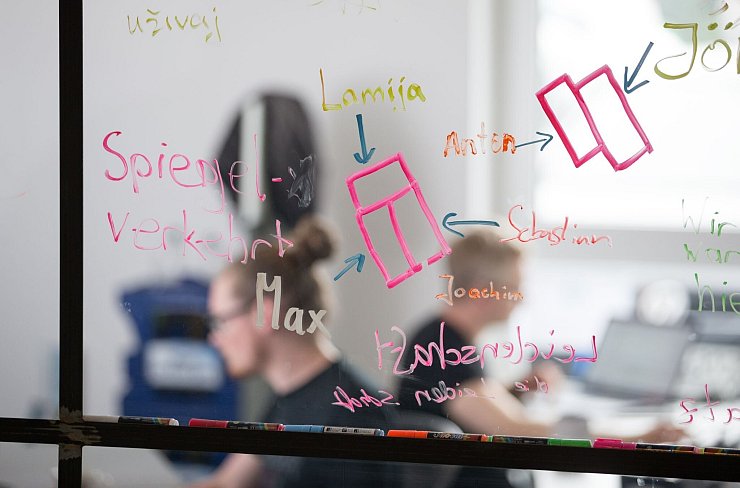 2024 haben sich mehr Menschen selbstständig gemacht - allerdings vor allem im Nebenerwerb. (Archivbild) - © Friso Gentsch/dpa