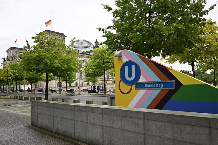 Am Bundestag sollte die Regenbogenflagge zum Berliner Christopher Street Day diesmal nicht wehen - der U-Bahnhof daneben war dagegen bunt. (Archivbild) - © Malin Wunderlich/dpa