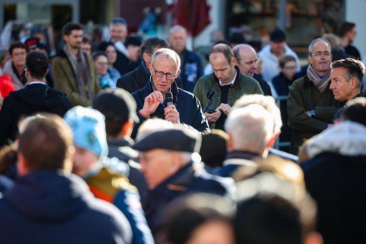 CDU-Chef Merz spricht in Meschede mit Bürgern. - © Christoph Reichwein/dpa