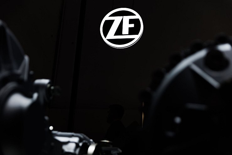 ZF steht aktuell vor großen Herausforderungen. (Archivbild) - © Carsten Koall/dpa