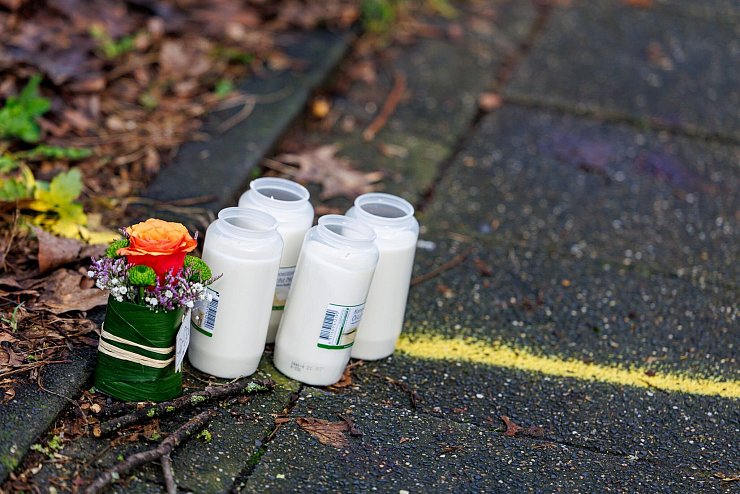 Trauer nach tödlichen Schüssen in Duisburg - © Christoph Reichwein/dpa