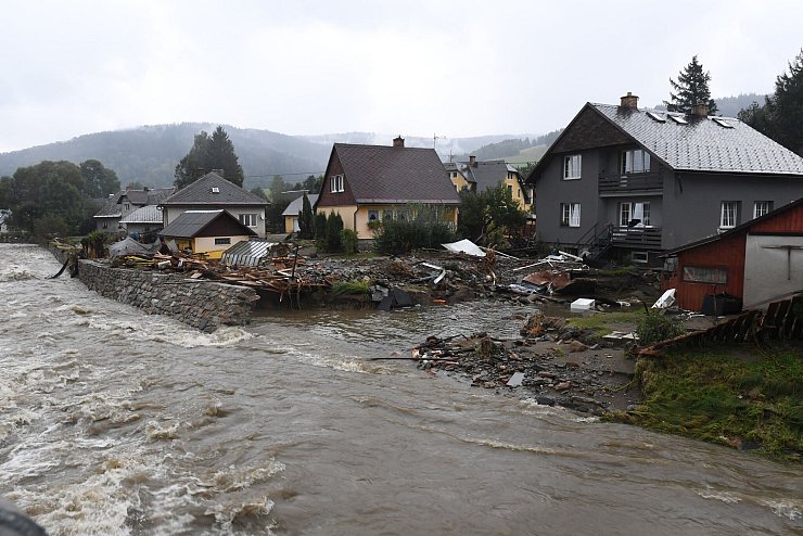 Ganze Regionen in Tschechien leiden unter einem Jahrhunderthochwasser. - © Peøina Ludìk/CTK/dpa