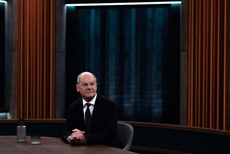 Bundeskanzler Olaf Scholz (SPD) sitzt vor Beginn des Live-Interviews im Fernsehstudio der ARD-Sendung «Caren Miosga» - © Carsten Koall/dpa