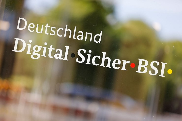 Die Behörde spielt nach Angaben von Dobrindt eine wichtige Rolle beim Kampf gegen Cyber-Attacken. - © Thomas Banneyer/dpa