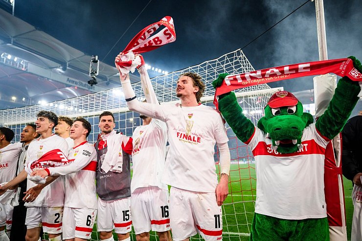 Die Stimmung in Stuttgart war bestens nach dem Einzug ins Pokalfinale. - © Tom Weller/dpa