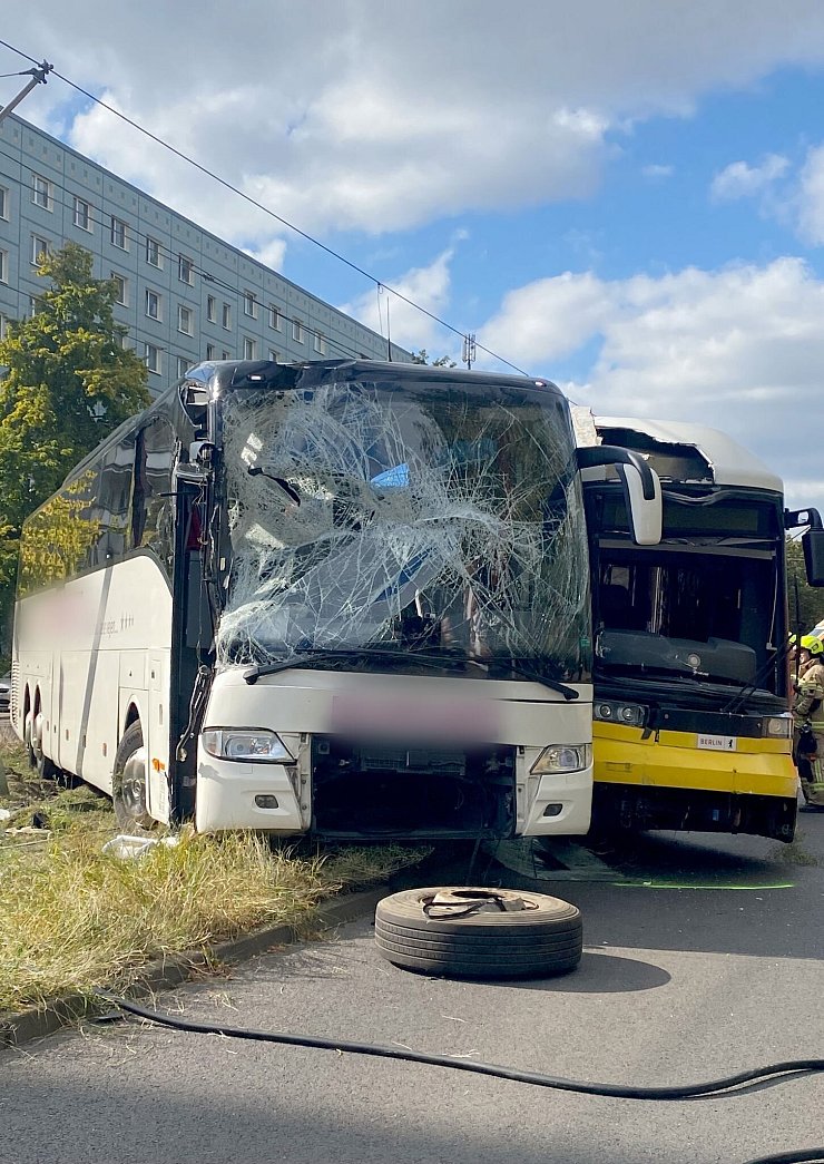 Der Fahrer eines Reisebusses wird bei einem Zusammenstoß mit einer Tram nahe dem Alexanderplatz schwer verletzt. - © Torsten Holtz/dpa