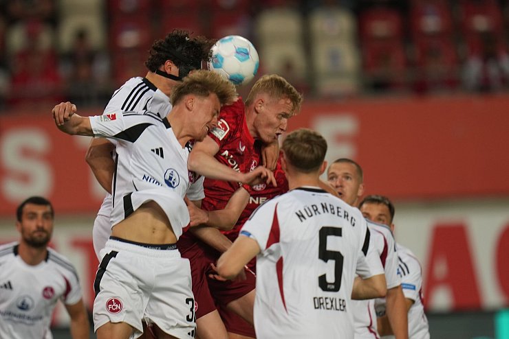 Kampf um den Ball: Lauterer und Nürnberger lieferten den Fans ein spannendes Duell. - © Thomas Frey/dpa
