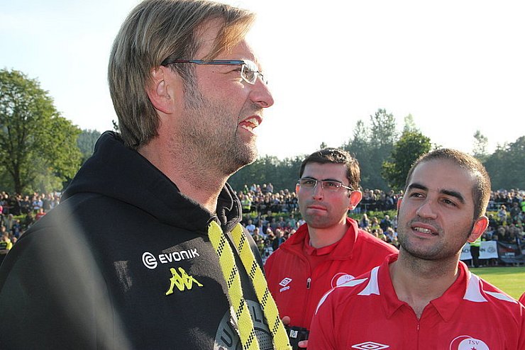 BVB-Trainer Jürgen Klopp im Gespräch mit Spielern des TSV Horn. - © Foto: Seda Hagemann