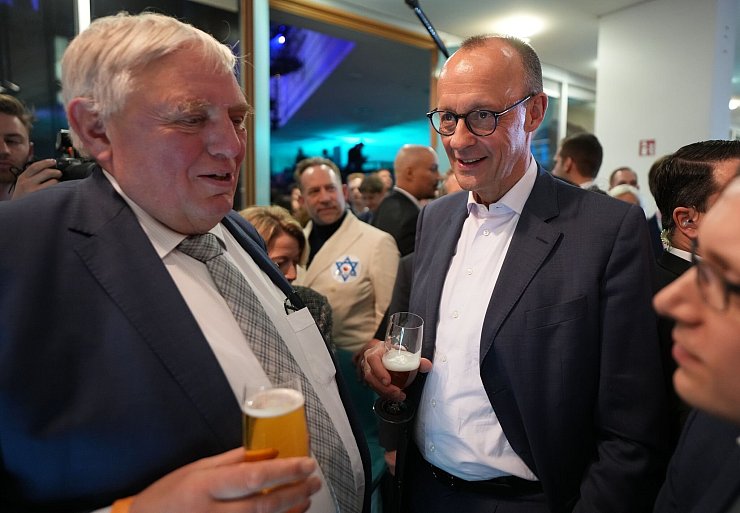 Zwei aus der CDU in Nordrhein-Westfalen, die Grund zu feiern haben: Friedrich Merz (CDU), Parteivorsitzender und Kanzlerkandidat, trinkt mit Karl-Josef Laumann (CDU), Minister für Arbeit, Gesundheit und Soziales des Landes Nordrhein-Westfalen, ein Bier. - © Michael Kappeler/dpa