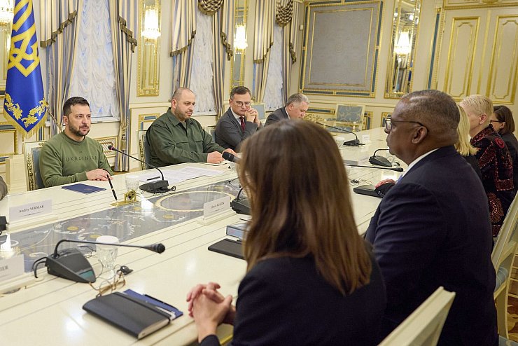 Wolodymyr Selenskyj im Gespräch mit Lloyd Austin. - © ---/Ukrainian Presidential Press Office/AP/dpa