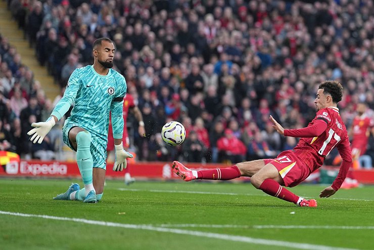 Beim Treffer von Liverpools Curtis Jones war Chelseas Torhüter Robert Sanchez machtlos. - © Jon Super/AP/dpa