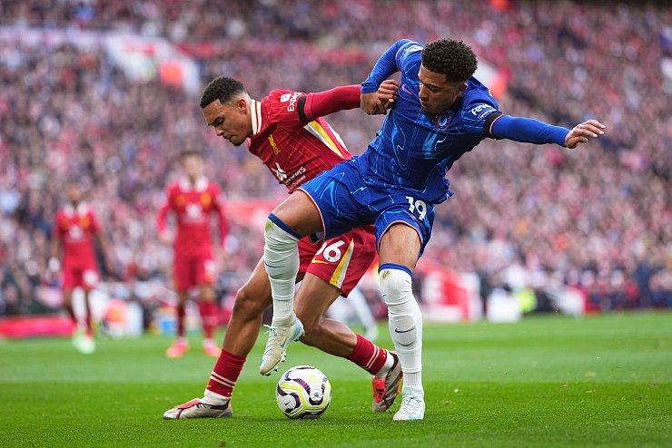 Jadon Sancho (r) von Chelsea und Trent Alexander-Arnold von Liverpool. - © Jon Super/AP/dpa