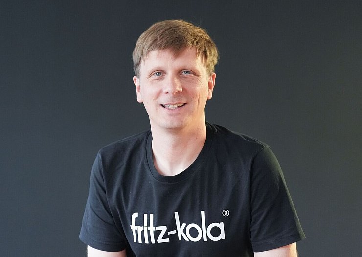 Der Co-Gründer von Fritz-Kola ist ein Verfechter höheren Mehrwegpfands. (Produktion) - © Marcus Brandt/dpa