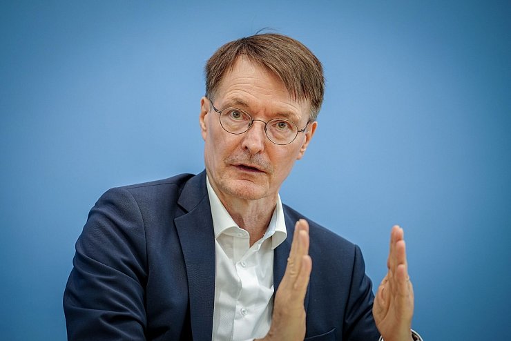 Bundesgesundheitsminister Karl Lauterbach äußert sich zum geplanten Ärztestreik. - © Kay Nietfeld/dpa
