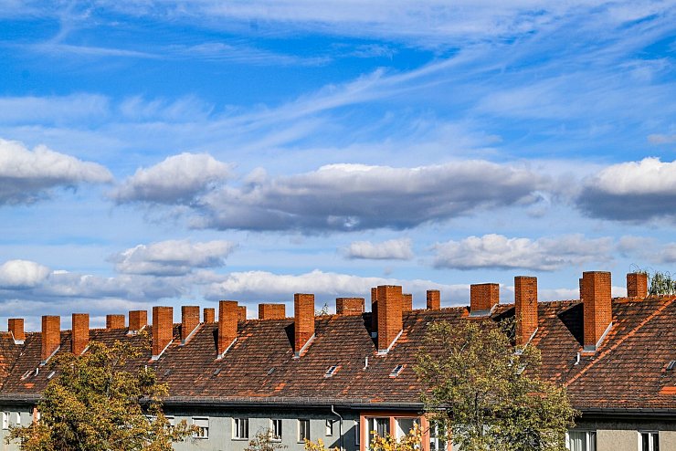 Wer ein Haus besitzt, muss Grundsteuer zahlen. Das kann teuer werden. (Symbolbild) - © Jens Kalaene/dpa