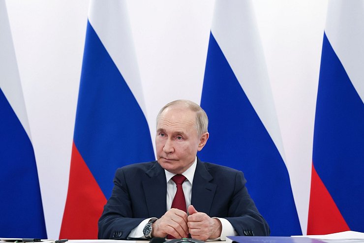 Russlands Präsident Putin verweist auf ein Memorandum mit der Ukraine, das ausgearbeitet werden müsse. - © Vyacheslav Prokofyev/Pool Sputnik Kremlin/AP/dpa