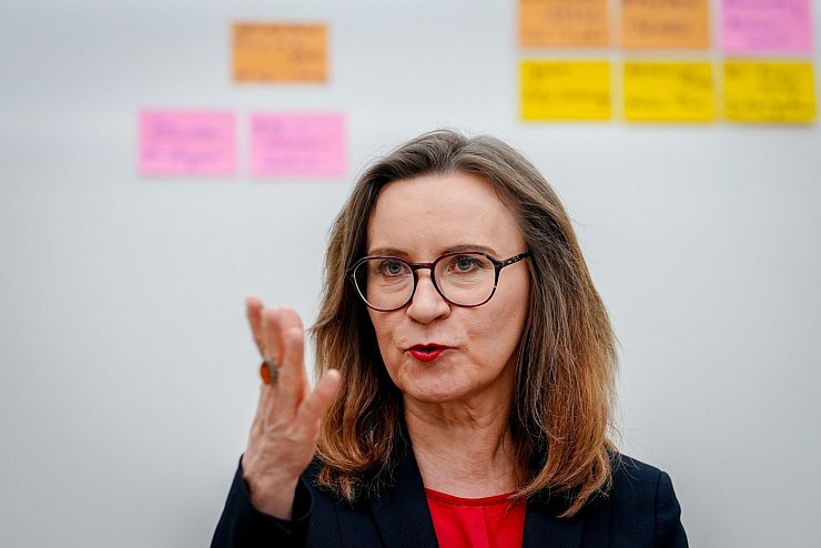 Die Chefin der DB-Güterverkehrstochter Sigrid Nikutta sieht die Transformation des Unternehmens auf Kurs. - © Kay Nietfeld/dpa