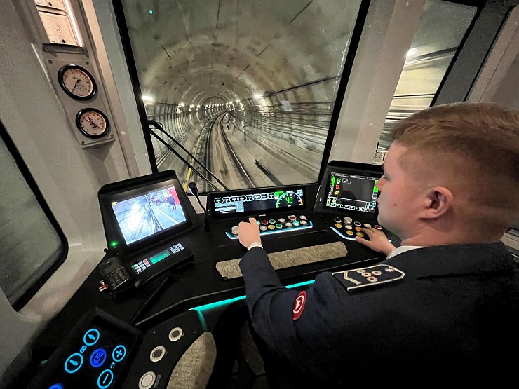 Ein U-Bahn-Fahrer lenkt einen modernen Zug auf der neuen großen Ringlinie der Metro. - © Ulf Mauder/dpa