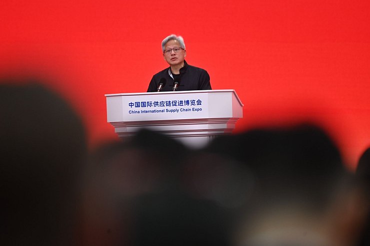 Nvidia-CEO lobte Chinas KI-Entwicklung. - © Johannes Neudecker/dpa