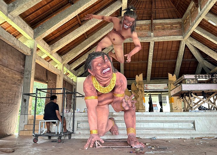 Die furchteinflößenden «Ogoh Ogoh»-Figuren sollen böse Geister darstellen und werden am Abend vor Nyepi – dem balinesischen Tag der Stille – in Paraden durch die Straßen gezogen. Anschließend werden sie unter großem Lärm verbrannt. - © Carola Frentzen/dpa-tmn