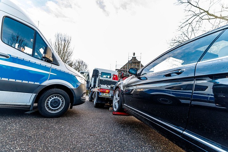 Bei den Durchsuchungen kam es auch zur Beschlagnahmung von hochwertigen Autos. - © Christoph Reichwein/dpa