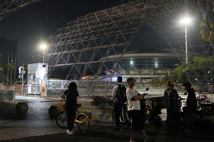 Menschen versammeln sich in der Nähe eines Sportzentrums, wo ein Mann mit einem Auto in eine Gruppe Menschen fuhr. Bei dem Vorfall starben 35 Menschen. - © kyodo/dpa