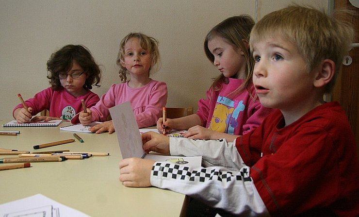 Englischstunde: Sören (rechts) sagt Vokabeln auf. Im Hintergrund malen Leonie, Marie und Alina (von links).