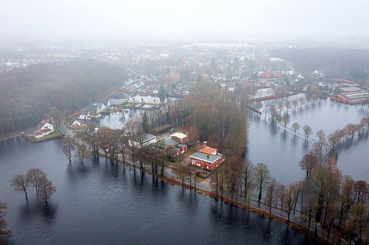 Auf den Feldern in Lilienthal bei Bremen steht das Wasser. - © Sina Schuldt/dpa