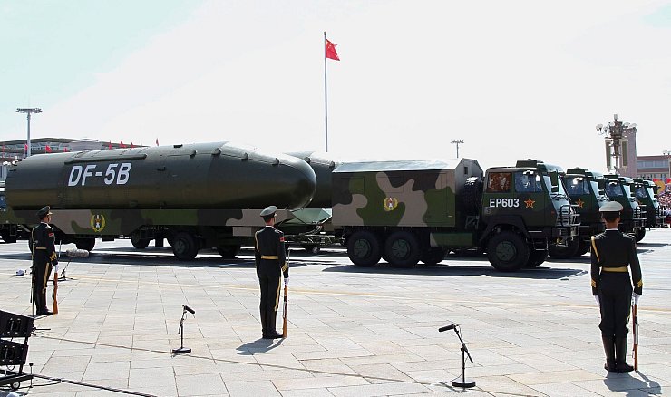 Chinesische Militärfahrzeuge mit Atomraketen während einer Parade in Peking. (Archivbild) - © Rolex Dela Pena/Pool/EPA/POOL/dpa