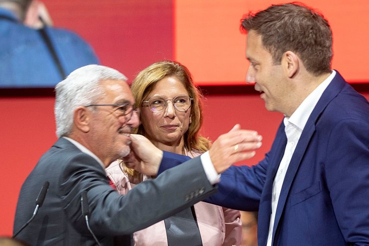 SPD-Chef Lars Klingbeil (r.) mit dem scheidenden rheinland-pfälzischen Parteichef Roger Lewentz (l.) und seiner Nachfolgerin Sabine Bätzing-Lichtenthäler beim Parteitag. - © Helmut Fricke/dpa