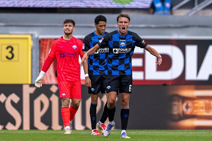 Der Paderborner Luis Engelns (r) schreit nach dem Gegentor zum 0:2. - © David Inderlied/dpa