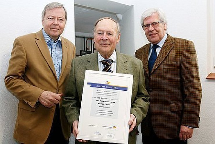 Freut sich über die Urkunde: Walter Zurheide. - © Foto: Pavlustyk