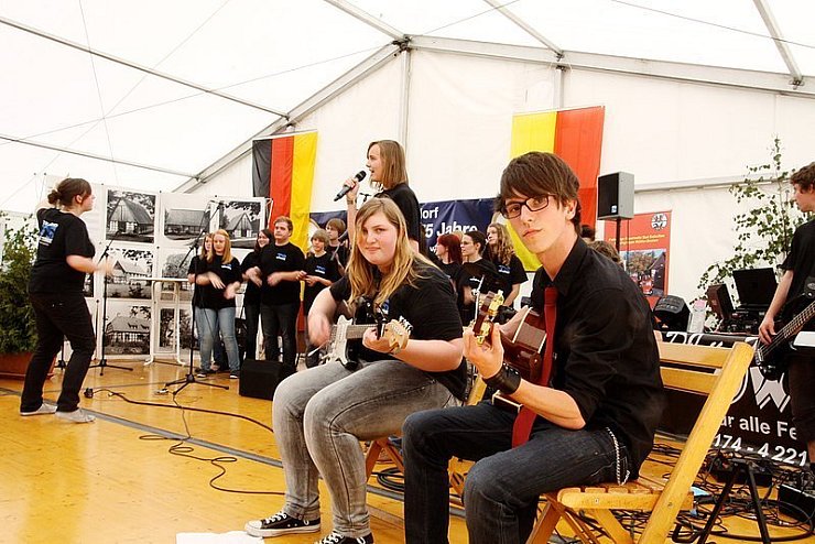 Stimmung im Festzelt: Die Gruppe "Ten Sing" aus Knetterheide unterstützt mit Musik- und Tanzeinlagen die Feierlichkeiten in Bexten.