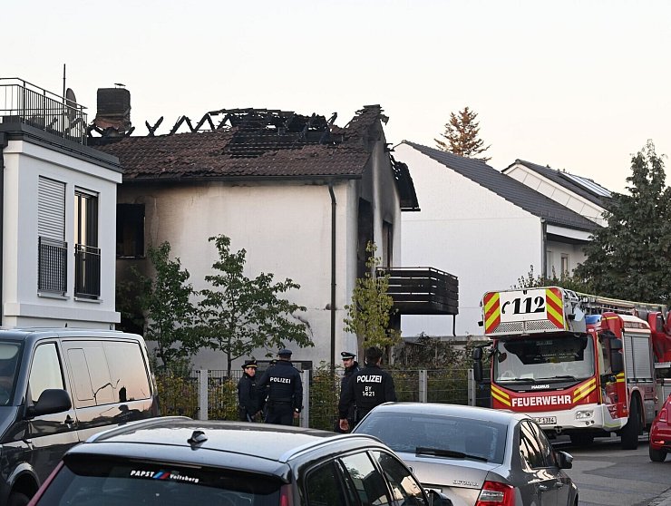 Das Haus konnte erst betreten werden, nachdem Sprengfallen unschädlich gemacht worden waren. In dem Zusammenhang wurde das Oktoberfest zeitweise gesperrt, nachdem ein bedrohliches Schreiben des Tatverdächtigen aufgetaucht war. (Archivbild) - © Felix Hörhager/dpa