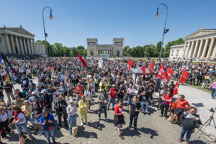 Auch in München hatte die Kundgebung breiten Zulauf. - © Tobias Hase/dpa