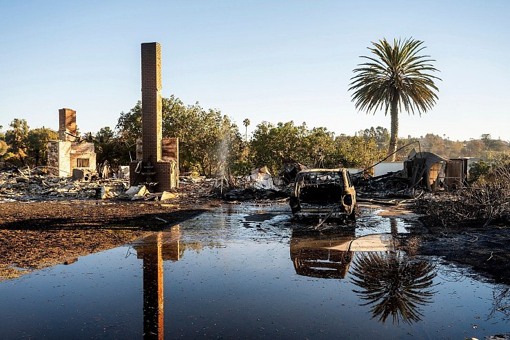 An vielen Stellen sind nur noch Brandruinen übrig. - © Noah Berger/AP/dpa