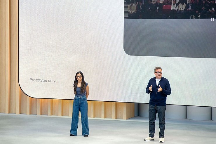 Die Akkus der Brillen, die Google bei seiner Entwicklerkonferenz zeigte, sollen den ganzen Tag halten. Noch sind es allerdings nur Prototypen. - © Andrej Sokolow/dpa
