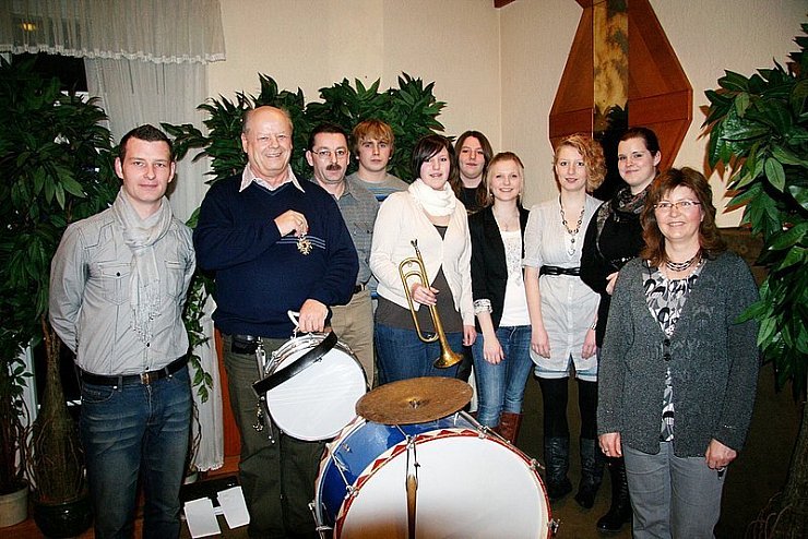 Sven Horstmann, Helmut Sennholz, Bernd Busche, Alexander Mische, Isabel Dettmar, Fabienne Bowinkelmann, Patricia Schäfsmeier, Lisa-Marie Tintel, Madeleine Wrenger und Evelyn Knapwost (von links) engagieren sich im Spielmannszug Elbrinxen. - © Foto: Förster
