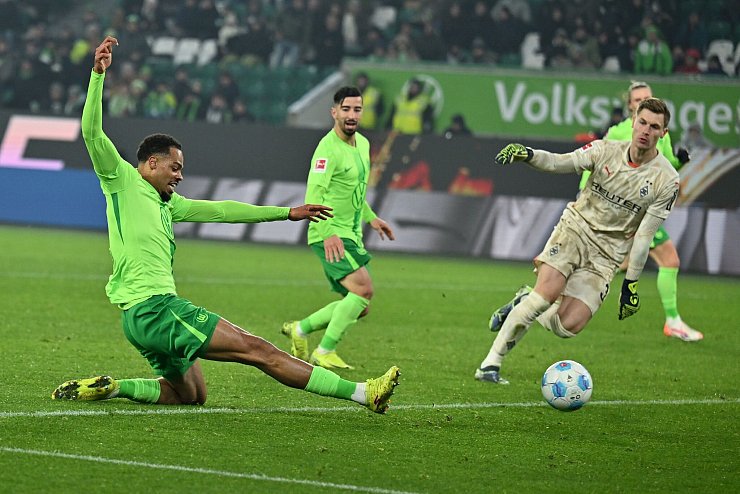 Lukas Nmecha schießt beim 5:1 gegen Borussia Mönchengladbach sein zweites Tor. - © Swen Pförtner/dpa