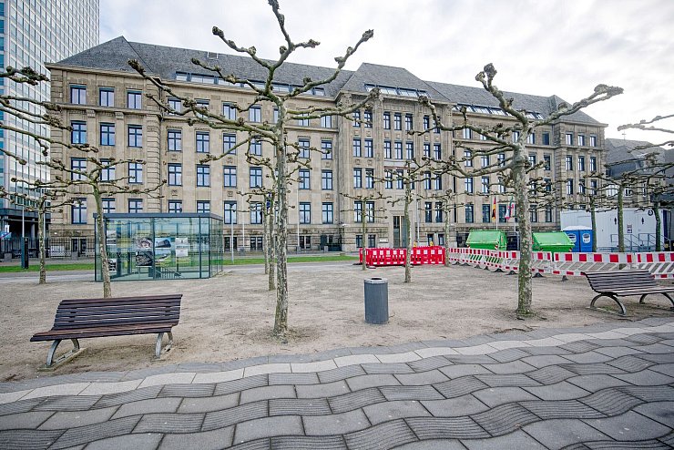 Die Staatskanzlei am Düsseldorfer Rheinufer ist der Sitz von CDU-Ministerpräsident Hendrik Wüst. (Archivbild) - © Henning Kaiser/dpa