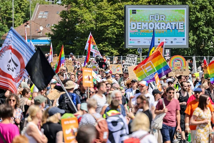 Demonstranten halten bei einer Kundgebung gegen den AfD-Bundesparteitag in Essen eine Tafel mit der Aufschrift «Für Demokratie» hoch. (Archivbild) - © dpa