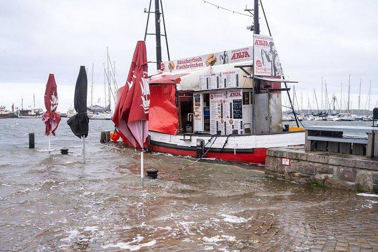 Wellen schlagen am Hafen von Greifswald auf einen Anleger. - © Stefan Sauer/dpa