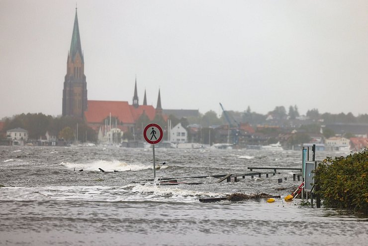 Das Wasser aus der Schlei überschwemmt einen Bootshafen in Schleswig. - © Frank Molter/dpa