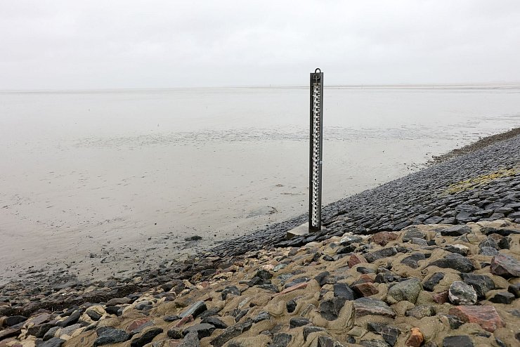 Extrem niedrig ist der Wasserstand an der Mole am Fähranleger in Dagebüll im Westen Schleswig-Holsteins. - © Bodo Marks/dpa