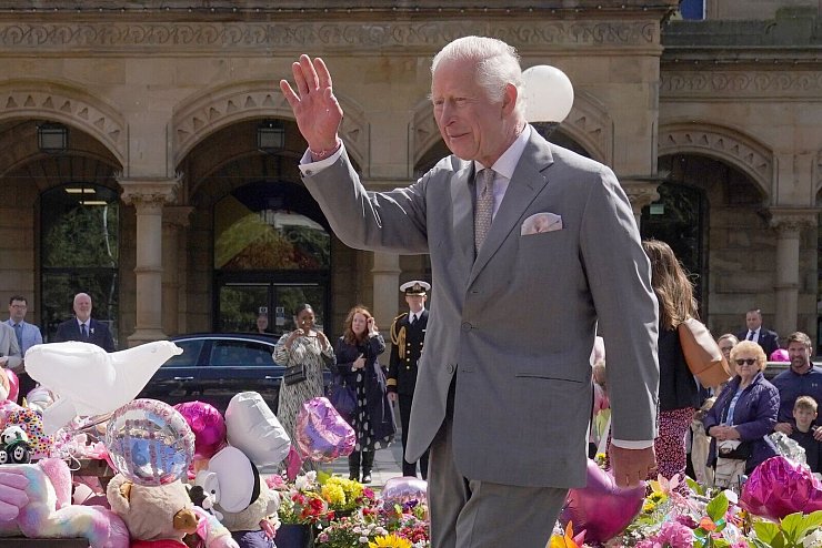 Der König will sich am Mittwoch privat mit den Angehörigen der getöteten Mädchen treffen. - © Owen Humphreys/PA Wire/dpa