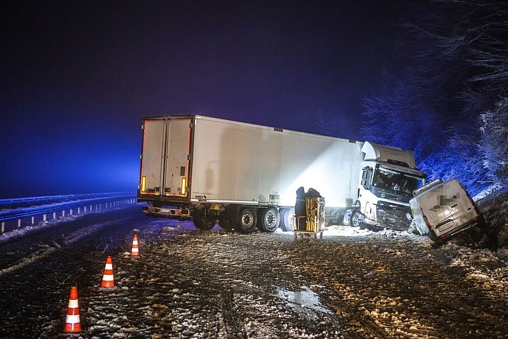 Durch Schnee und Eis kam es in NRW zu zahlreichen Unfällen. - © Alex Talash/dpa