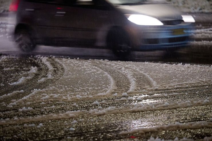 Auf Straßen in NRW herrscht Glättegefahr. - © Henning Kaiser/dpa