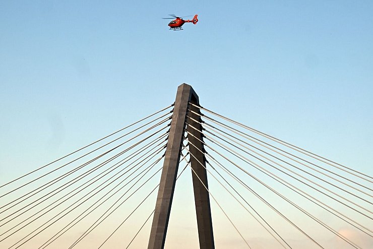 Die Leverkusener Rheinbrücke war sechs Stunden lang gesperrt, nachdem Eisbrocken auf Fahrzeuge gefallen waren. Ein Feuerwehrhubschrauber wehte mit dem Rotor-Wind einen Teil des Eises von den Pylonen. - © Federico Gambarini/dpa