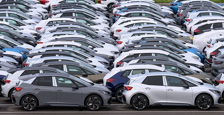 Die global schwache Nachfrage nach Autos traf die deutsche Wirtschaft schwerer als andere Länder - © Hendrik Schmidt/dpa
