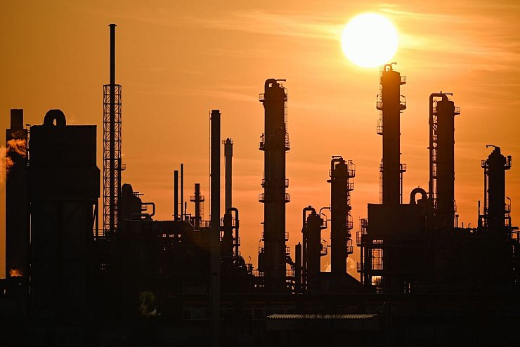 Teure Energie macht Branchen wie der Chemieindustrie zu schaffen - © Uwe Anspach/dpa
